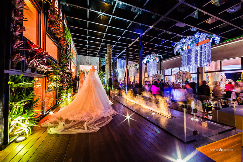 Noiva no deck externo, sob os lustres de cristal do lounge