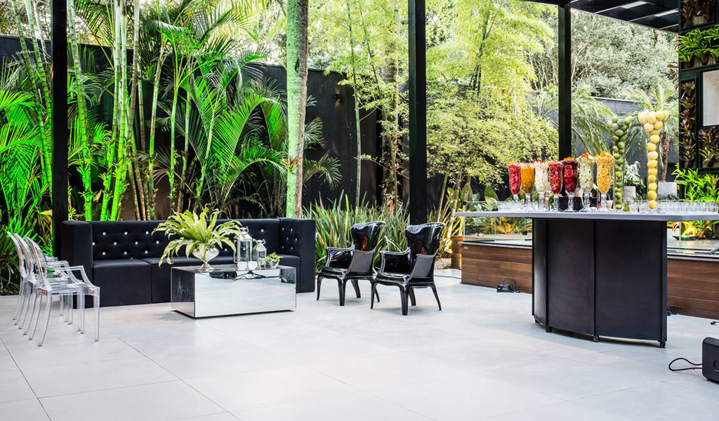 Lounge diurno com bar de frutas e vista para o jardim